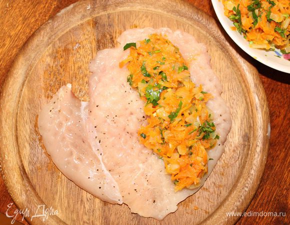 Выложите на мясо начинку и осторожно заверните.