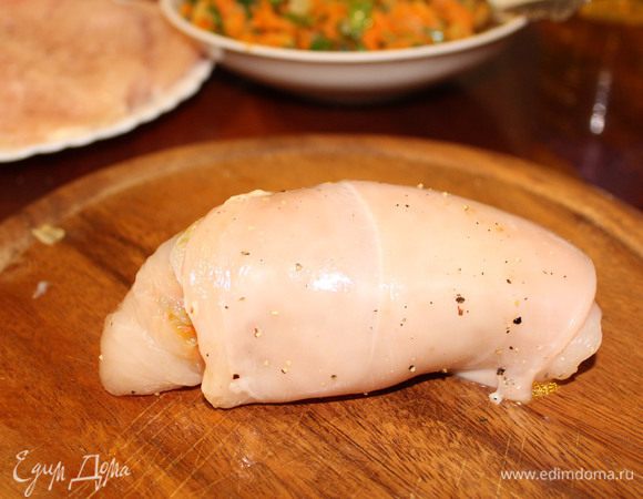 Можно обвязать нитью, но я этого не делаю, рулеты и так прекрасно сохраняют форму.