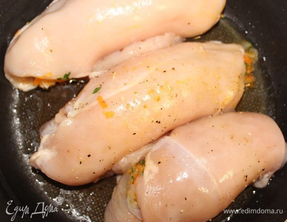 Выложите рулеты на разогретую сковороду швом вниз. 