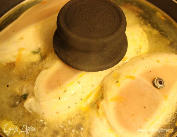 Готовьте под крышкой на среднем огне. Когда мясо "схватится", переверните рулеты. 