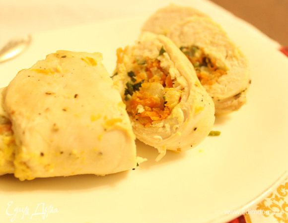 Подавайте рулеты горячими. Они хорошо сочетаются со сметанным соусом. 
Приятного аппетита!