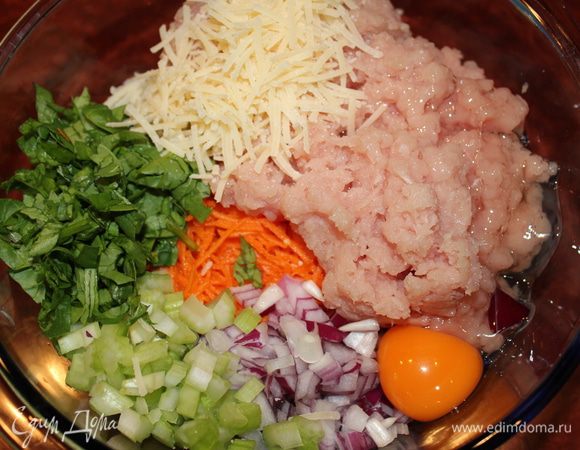 В миске смешать фарш из индейки, натёртую на тёрке тыкву и сыр, измельчённый шпинат, яйцо, половину нарезанной на кубики луковицы (у меня фиолетовая) и один стебель сельдерея. Приправить специями. Использую свой любимый карий, острый красный перец, чёрный, травы средиземноморские, тмин, кориандр. Я не солю. Готовую массу отбить как на котлеты. Скатать тефтельки смоченными в воде руками и выложить в форму для духовки. Поставить тефтельки в холодильник.