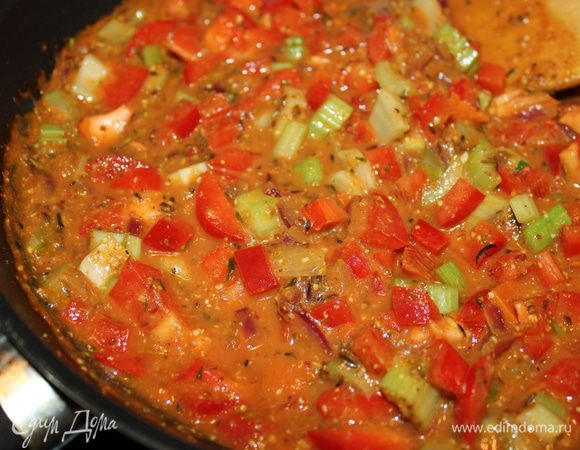  Тем временем приготовить соус. В сковородке обжарить вторую половину лука на капле оливкового масла, добавить порезанный на кубики сладкий перец и стебель сельдерея. Овощи залить томатной пастой разведённую в воде и приправленную приправами. Потомить 5 минут. 