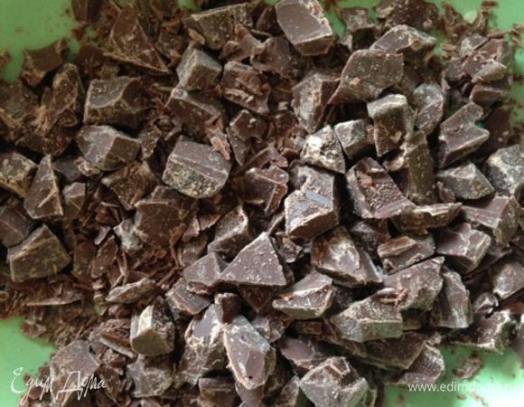 Порубить шоколад на кусочки ножом. Лучше не мельчить и шоколад брать с большим содержанием какао, чем больше, тем лучше.