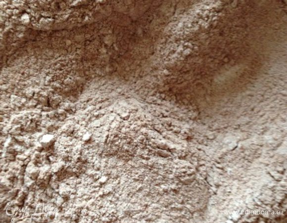 Поставить духовку разогреваться до 180 градусов.
В миску просеять муку, какао-порошок, ванилин, соду и разрыхлитель. Добавить растворимый кофе, соль и перемешать.