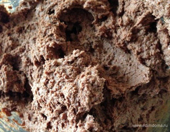 Соединить обе смеси в миске и ложкой замесить тесто, просто перемешивая его. Добавить порубленный шоколад. 
Тесто получается довольно густое.