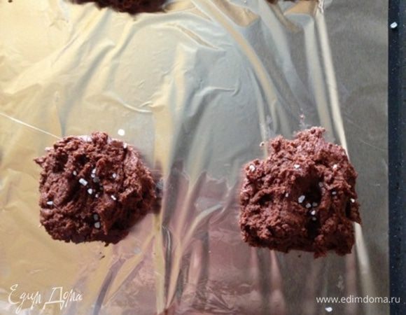 Выложить на застеленный пергаментом противень тесто, оставляя небольшое расстояние между печеньями.
Просто набираем тесто столовой ложкой и при помощи пальца или другой ложки снимаем на противень. Я делала довольно большие печенья (ст.л. с горкой). Сверху посыпать морской солью и отправить в уже разогретую духовку ВНИМАНИЕ!!!! НА 7 МИНУТ!!!  Это для больших печений!!!
Здесь их главное не передержать, иначе у вас не получится влажной начинки!!! Они будут казаться совсем сырыми, НО!!!! ТАК И ДОЛЖНО БЫТЬ!!!
Их просто нужно достать из духовки и дать остыть и "схватиться"!