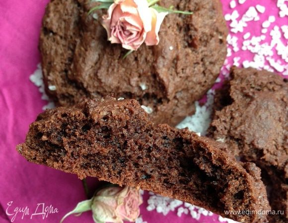 Но если передержали, то не расстраивайтесь!!! Они тоже безумные по вкусу. Я расскажу.....)))))
В первый раз мне печенья показались сыроватыми и я подержала их целых 12 минут. В итоге... безумно вкусное печенье, но уже без влажной манящей серединки. Вот оно на фото. 
ЗАТО У ПЕРЕДЕРЖАННОГО печенья образуется обалденная хрустящая корочка!!!
На следующий день, если печенье лежало в коробке, оно становится безумно мягким и прелесть хрустящей корочки исчезает. Но, когда ты откусываешь кусочек, то от наслаждения глаза сами закрываются. Горьковато-сладкое тесто распадается во тру, открывая мягкие кусочки шоколада, которые, сочетаясь с солью, дарят такое наслаждение вкусом, что передать невозможно...
А если оно хранилось открыто, то корочка еще больше схватывается, а внутри печеньки мягкие-премягкие!!!! Так что...............................
Можете как-нибудь и передержать для сравнения!!! Может вам больше понравится такой вариант!!!  ))))))))))))))