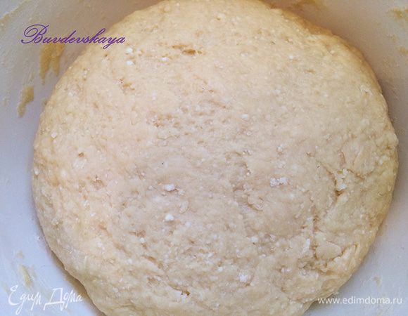 Взбить еще раз до получения однородной массы, добавить погашенную уксусом соду, просеянную муку и замесить не очень крутое тесто (но оно должно отставать от рук). Скатать тесто в шар и завернуть  в пищевую пленку. Положить в холодильник минут на 30-40.