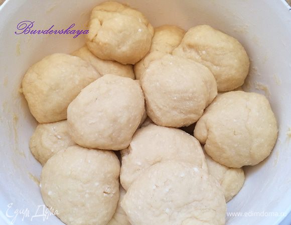 Разделить тесто на 15 равных частей ( примерно по 18 грамм) и скатать каждую в шарик. 