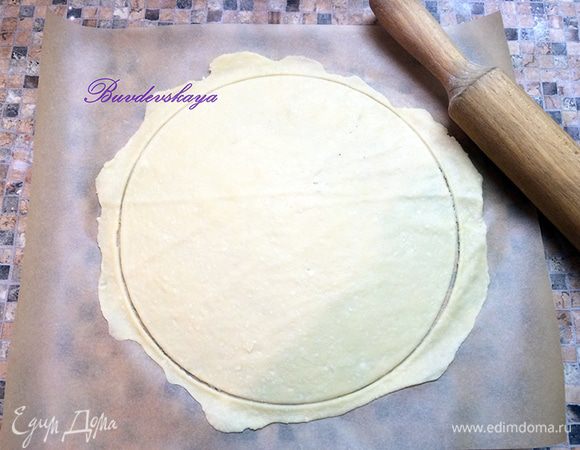 Раскатать скалкой каждый шарик в круг диаметром 22 см ( я раскатываю чуть больше и вырезаю круг кольцом для торта). Выпекать каждый корж в духовке, разогретой до 180 ° С до светло-золотистого цвета (примерно 10 минут). Обрезки теста так же выпекаем в духовке – они нам понадобятся для обсыпки торта.