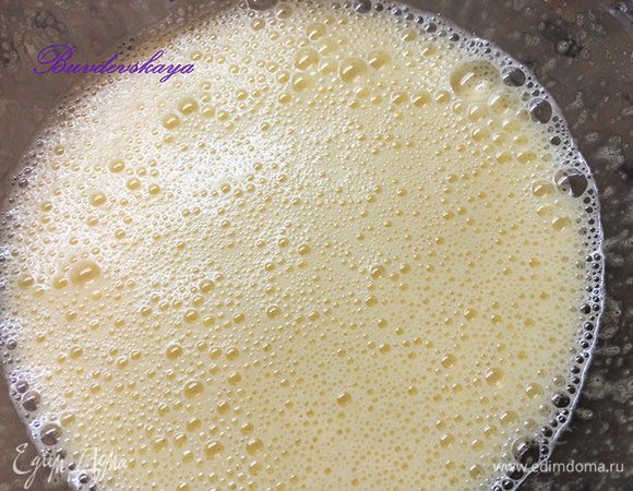 Готовим крем. Яйца, сахар и кукурузный крахмал перемешать до однородного состояния.