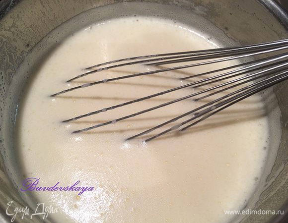 Молоко довести до кипения и вылить в него яичную смесь. Готовить смесь на небольшом огне до загустения (примерно минут 7), постоянно помешивая венчиком, чтобы не было комочков. Снять крем с огня, накрыть пищевой пленкой так, чтобы она касалась поверхности крема и охладить.