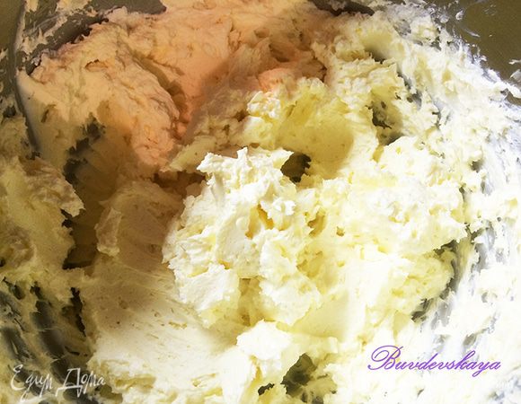 Взбить миксером размягченное сливочное масло и сыр филадельфия, постепенно добавляя заварной крем.