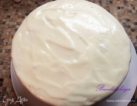 Сборка торта. Три коржа и обрезки отложить в сторону. Остальные коржи промазать кремом и сложить друг на друга стопкой. Верх и бока торта также промазать кремом.