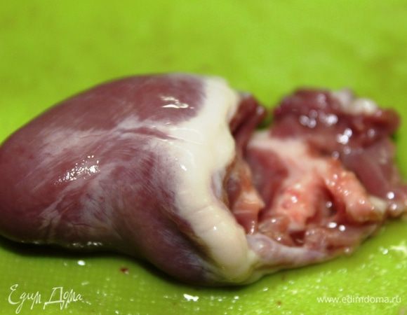 Сначала утиные сердечки необходимо правильно подготовить: для этого у каждого сердечка следует удалить лишние жировые части...