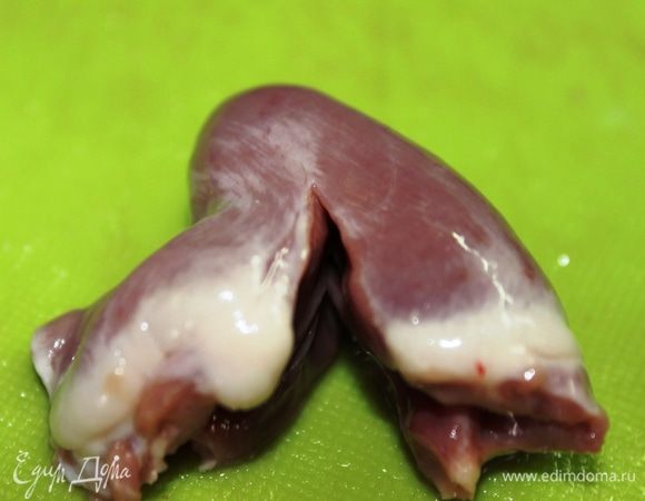 ...затем сделать продольный надрез (но не до конца) и хорошенько промыть под проточной водой, чтобы очистить их изнутри от кровяных сгустков.