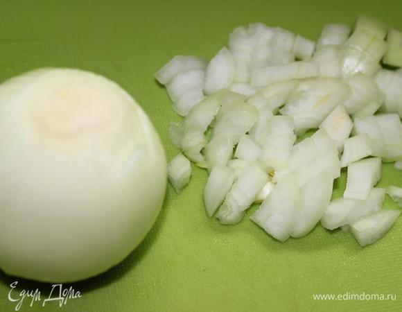 Лук нарезать средним кубиком.