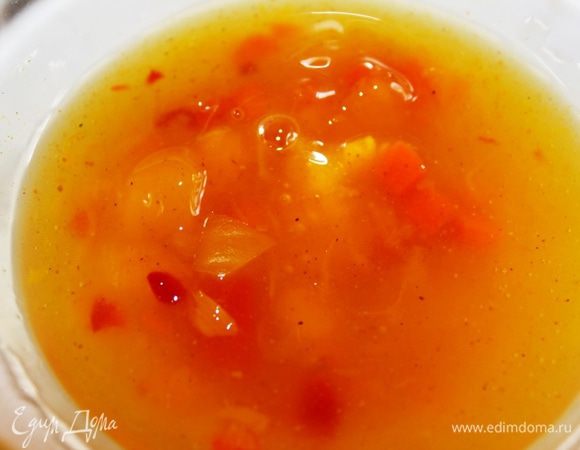 Подготовить соус. Можно использовать готовый экзотический соус, который имеется в продаже. Если его нет, то можно приготовить самим: для этого смешать упаренный ананасовый и яблочный сок, кусочки имбиря, ананасов, моркови, лука, сладкого перца, сок лимона, соль. Соус разбавить водой (на 5 ст.ложек соуса взять 1/3 стакана воды).