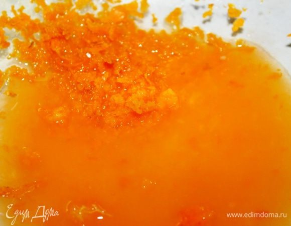 Натереть цедру мандарина и отжать из него сок.