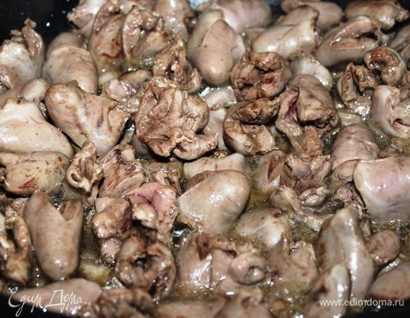 На раскаленной сковороде обжарить сердечки при сильном огне (примерно минут 10-15).