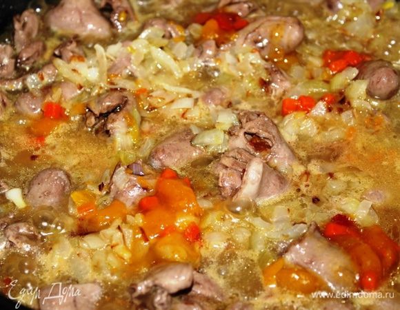 Добавить сок и цедру мандарина, обжаренный лук, разведенный в воде экзотический соус. Все посолить и поперчить по вкусу.