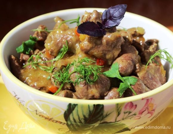 С утиными сердечками можно подать любой гарнир. Я подала их с чесночным рисом, который обильно полила образовавшимся очень вкусным и ароматным соусом. Приятного аппетита Вам!!!