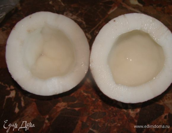 Далее разбиваем кокос и освобождаем его от скорлупы и коричневой пленки.