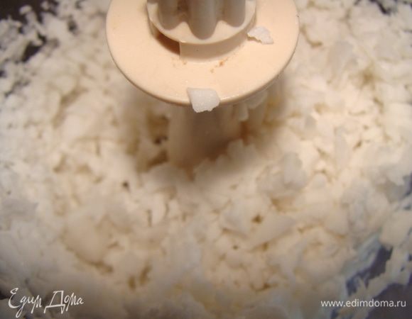 Помещаем кусочки ореха в блендер и измельчаем его. Затем заливаем кипятком так, чтобы покрыть стружку полностью. Настаиваем в течение 2-х часов, периодически взбивая смесь в блендере.