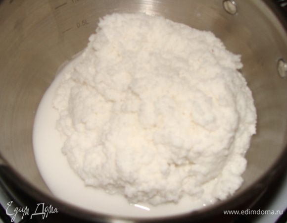 Чтобы получить чистое кокосовое молоко нужно процедить и отжать полученную взвесь. Таким же образом можем сделать молоко из готовой стружки, но качество его значительно пострадает. 
В нашем рецепте отжимать молоко не нужно, нам потребуется вся смесь, объем которой приблизительно 700-800 мл.