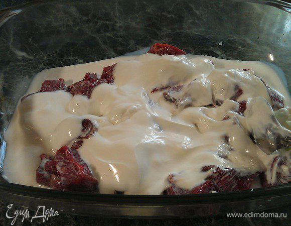 Мясо конины нарезать небольшими кусочками (2*2*2 см) и сложить в форму для запекания. Чеснок очистить и размять в ступке с солью и перцем. Залить мясо сметаной, добавить чеснок - все перемешать. Я накрывала форму фольгой и ставила в холодильник мариноваться на 2-3 часа.