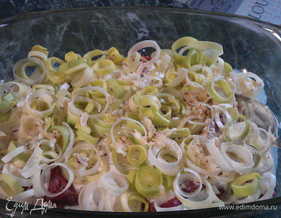 Баклажаны нарезаем крупными кусками, примерно как мясо - складываем в дуршлаг, солим. Оставляем на несколько минут, потом промываем.  Лук-порей нарезаем кольцами. Все складываем к мясу и тщательно перемешиваем. Накрываем опять фольгой сверху и ставим в разогретую до 200 градусов духовку на 2 часа.