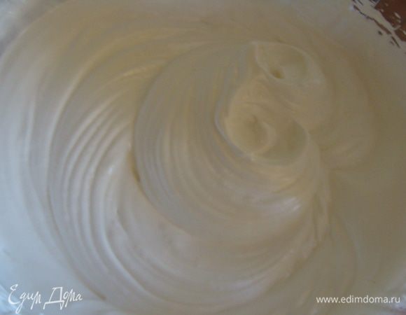 Готовим кокосовый бисквит: Муку просеять, добавить сахар, разрыхлитель, кокосовую стружку из пакета, щепотку соли, перемешать. Добавить масло, воду,  и взбитые желтки. Белки взбить до устойчивых пик.