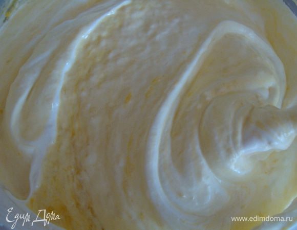 Добавляем белки в масляно-мучную смесь. Я добавляла в три приема. Перемешивать аккуратно, как бы наматывая массу на лопатку, стараясь не помять белки.
