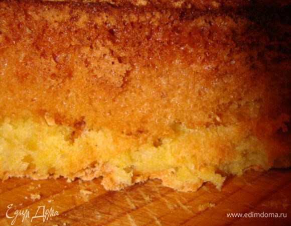 Выпечь бисквит в разогретой заранее духовке при температуре 180 градусов около 50-65 минут до сухой лучинки. Охладить в форме, затем подрезав его по краю формы, извлечь, перевернуть на решетку и оставить на 24 ч.
У меня не было столько времени в запасе, поэтому я бисквит разрезала на три коржа через 3 часа. 
Бисквит очень сочный и нежный, крошится при разрезании. При желании можно уменьшить количество воды или убрать совсем.