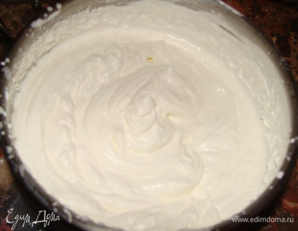 Приготовим крем.
Смешиваем кокосовое молоко и 100 мл сливок, подогреть, но не кипятить, добавить 100 гр белого шоколада, перемешать до его полного растворения.