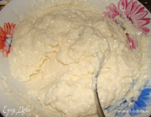 Желатин замочить холодной водой. Я использовала в пластинках. Он очень удобен в работе. В рецепте указано 14 гр, но я бы добавила еще грамм 6. Итого 20. Подогреть его и вылить в крем. Охлаждаем крем до комнатной температуры и убираем в холодильник.