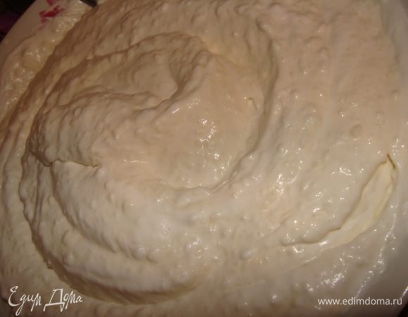 Оставшиеся сливки взбить. Лучше делать это в холодной посуде (можно поставить ее в морозилку на несколько минут). У меня в этот раз сливки  не хотели взбиваться. Поэтому пришлось их периодически ставить в морозилку.
Я использовала сливки для взбивания, в которые уже добавлен загуститель. Если вы используете обычные жирные сливки, то тогда нужно в них дополнительно добавить загуститель для сливок.
Затем поэтапно ввести взбитые сливки в крем. Оставив при этом несколько ложек для украшения. Вот такой крем получился.