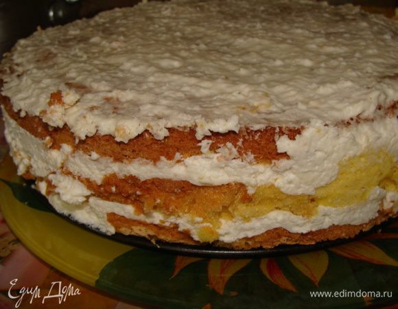 Собираем торт. Для этого нам понадобится разъемная форма, в которой он выпекался. Кладем корж, наливаем сверху крем достаточно толстым слоем. Сверху кладем еще один корж и накладываем крем, накрываем третьим коржом и смазываем торт остатками крема. Ставим в холодильник, лучше на ночь. Я украшала уже через час.