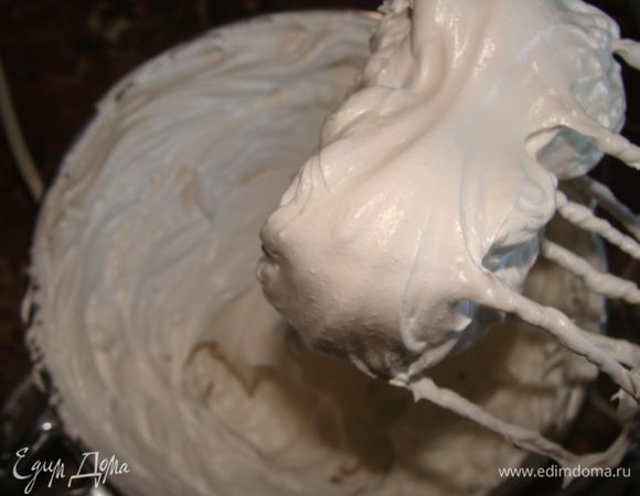 Украшать можно сливками, но так как я пекла большой торт, сливок мне не хватило и я украшала кремом "Мокрое безе" или швейцарская меренга. Этот крем очень легкий на вкус и очень хорош в работе. 
Как его приготовить? 
Возьмем 4 белка, 1 стакан сахара, если белки от больших яиц, то сахара надо взять побольше, 1 грамм или 1/4 чайной ложки лимонной кислоты, ванилин.
Белки взбиваем на малой скорости, как только масса станет пузыриться, добавляем сахар, лимонную кислоту и ванилин, перемешали и сразу ставим на водяную баню, постоянно взбиваем в течение 12-15 минут. Вода должна кипеть и бульки касаться посуды с белками. 
Крем густеет, отскакивает от дна. Снимаем с огня и взбиваем минуты 3-4. Он становится плотным и наматывается на лопасти миксера. 
Этот крем легко переносит окраску порошковыми красителями. Я использую натуральные, фирмы"Парфе".