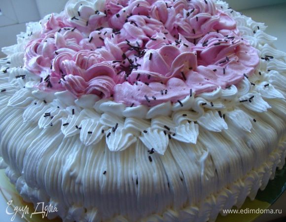 Торт готов, угощаем гостей невероятно вкусным, легким и нежнейшим тортиком...