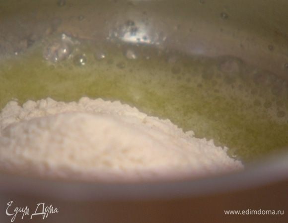 Сливочное масло растопить в небольшой кастрюле, добавить муку и, перемешивая, заварить ее до золотистого цвета на медленном огне.
