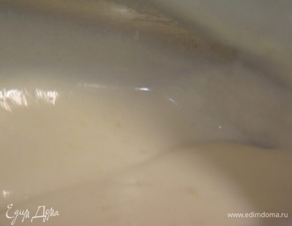 Непрерывно помешивая, влить молоко и продолжать прогревать, пока не получится однородный соус, затем снять с огня и немного остудить.