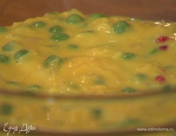 Добавить зеленый горошек, горчицу, розовый перец, натертый грюйер и перемешать.