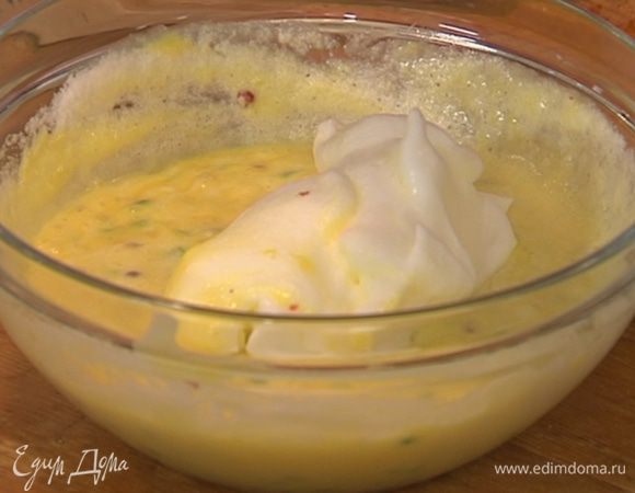 Белки взбить в плотную пену и порциями вмешать в суфле.