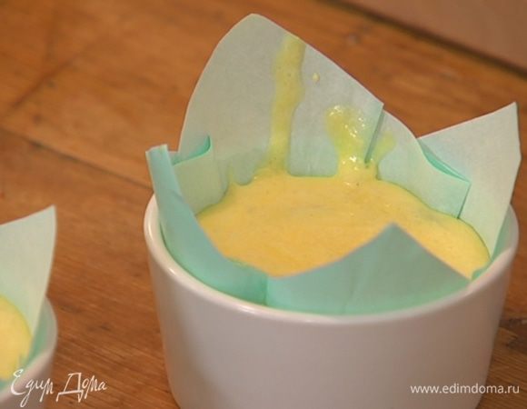 Разложить суфле в небольшие керамические формы, заполняя их на 2/3 объема.