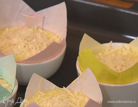 Пармезан натереть на мелкой терке и посыпать сверху суфле.