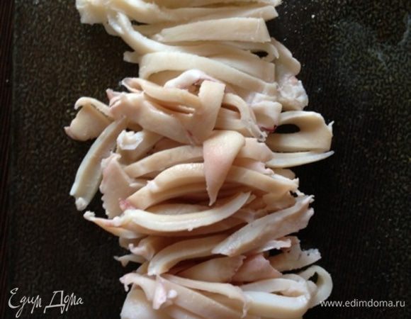 Кальмары бросить в кипяток и варить буквально минуту -две после закипания.
Нарезать кольцами или полосками.