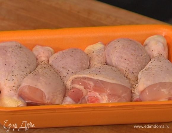 Куриные ножки посолить и поперчить.