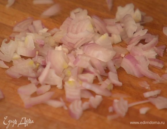 Шалот и чеснок почистить и очень мелко порубить.